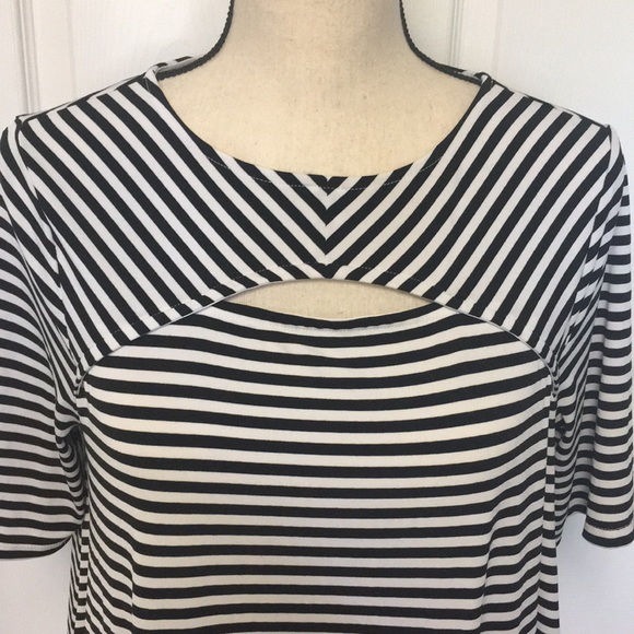 Adorable Chico’s black & white striped circle top - Picture 2 of 7